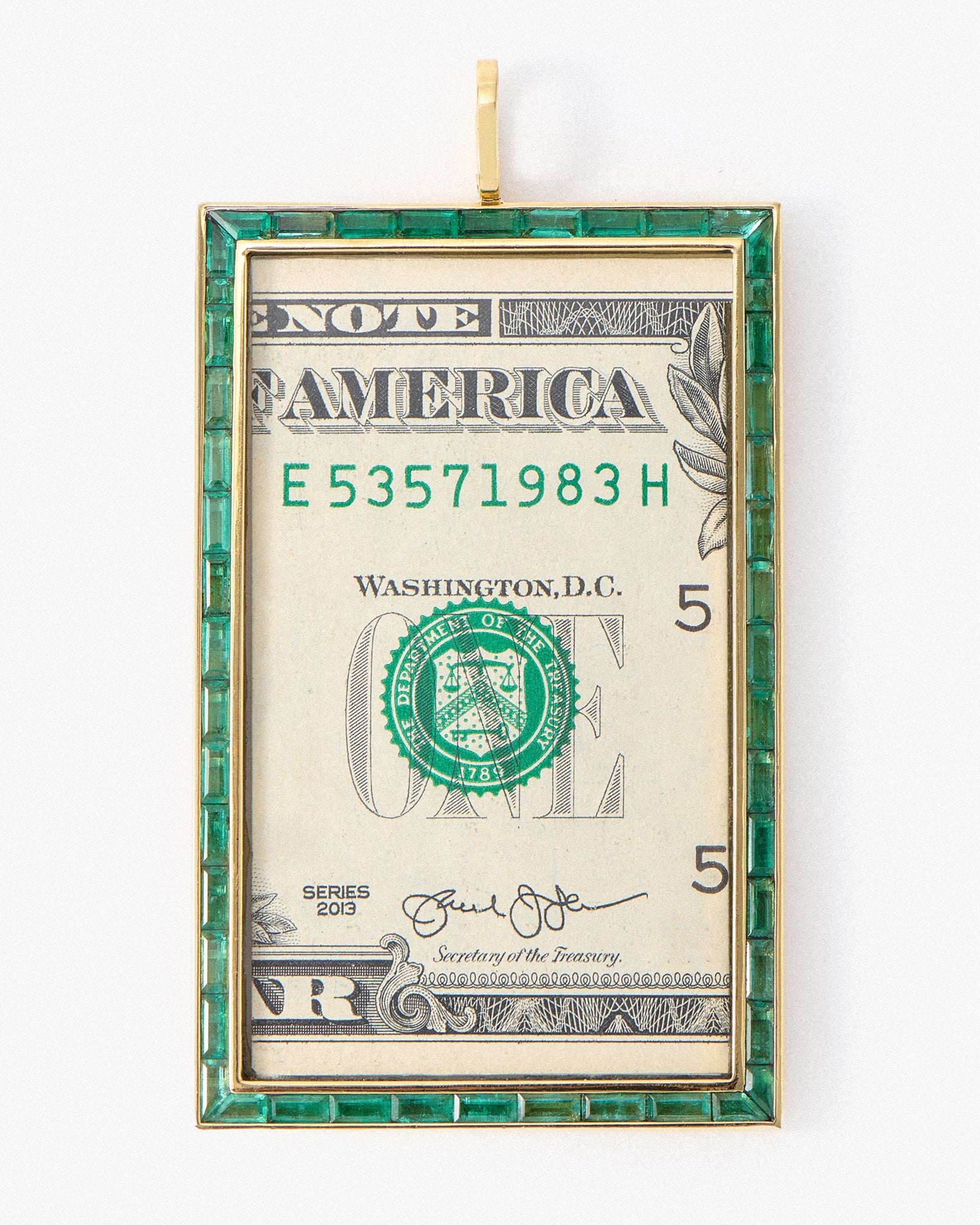 Dinai Medal High Jewellery in 18K Yellow Gold and Emeralds