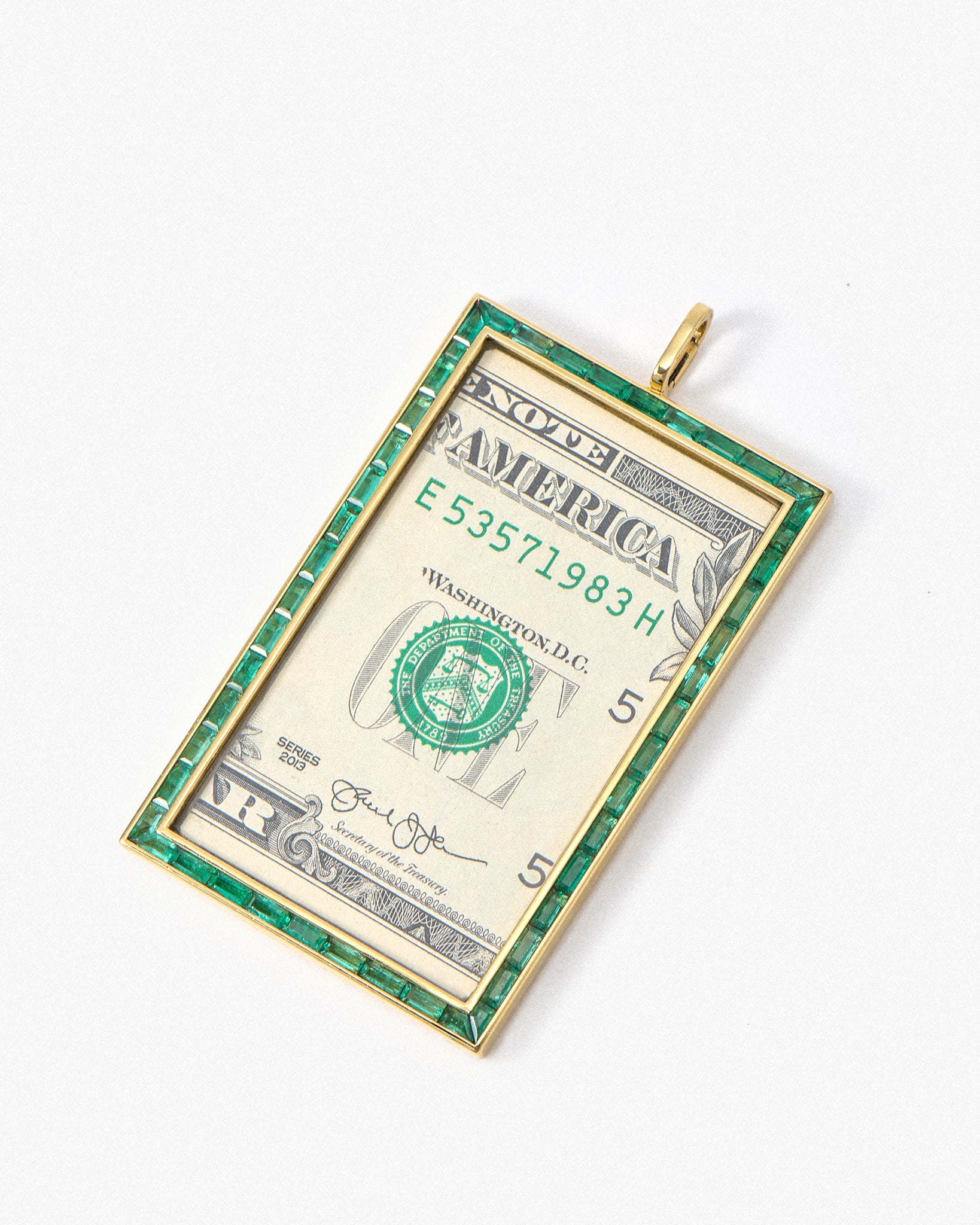 Dinai Medal High Jewellery in 18K Yellow Gold and Emeralds