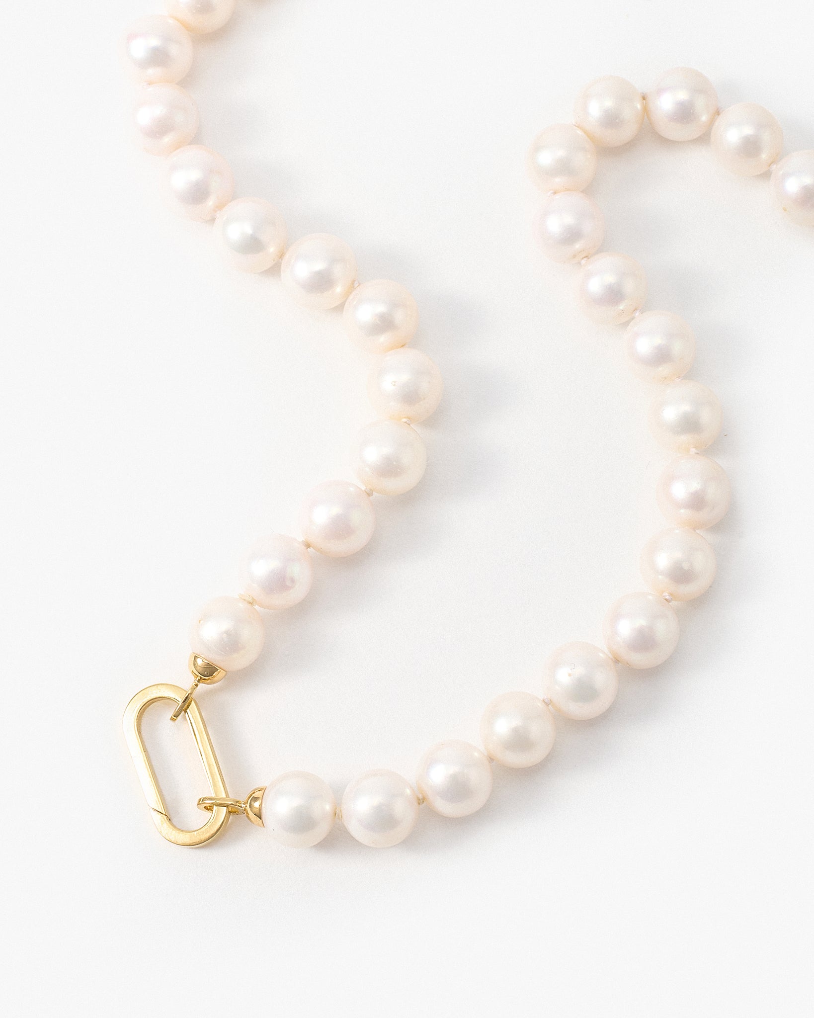Pilla Pearl Necklace with Queen Victoria Sovereign coin and 18K Yellow Gold Connector